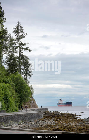 Kanada, Vancouver, British Columbia, Wanderer, Biker und Läufer erhalten Übung auf dem Weg rund um den Stanley Park, Prospect Point und das Burrard Inlet Stockfoto