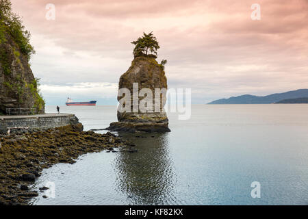 Kanada, Vancouver, British Columbia, Wanderer, Biker und Läufer erhalten Übung auf dem Weg rund um den Stanley Park, Prospect Point und das Burrard Inlet Stockfoto