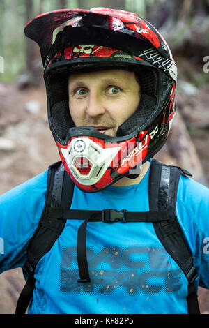 Kanada, Vancouver, British Columbia, Portrait von Mountainbiker Andrew Baker im Regenwald, North Vancouver Stockfoto