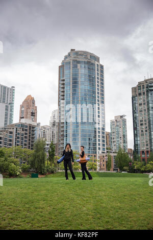 Kanada, Vancouver, British Columbia, Portrait eines Yoga-lehrer sharlene und ihre Tochter Paloma in David lam Park in yaletown Stockfoto