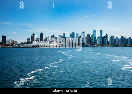 Kanada, Vancouver bc, die Holland America Kreuzfahrtschiff, die oosterdam, das Verlassen des Hafens in Vancouver bc und über unter Gate Bridge des Löwen von s Pass Stockfoto