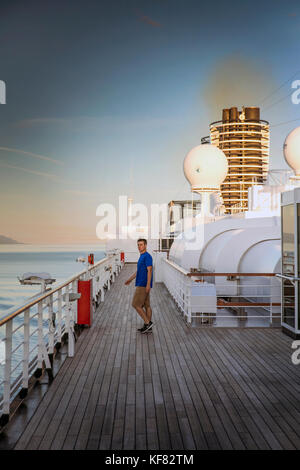 Kanada, Vancouver bc, ein Fahrgast Spaziergänge auf dem Deck der Holland Amerika Kreuzfahrt Schiff, die oosterdam, Kreuzfahrt die Inside Passage von Vancouver bc Stockfoto