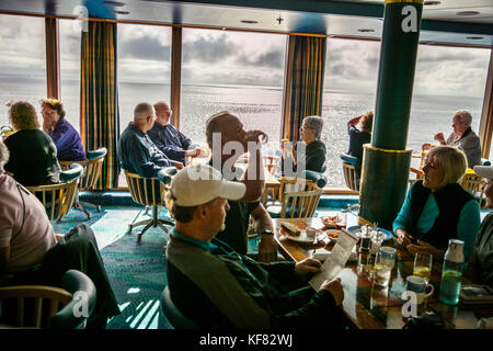 Kanada, Vancouver, British Columbia, Passagiere eine Mahlzeit genießen, während die Inside Passage Kreuzfahrt auf dem Weg nach Ketchikan, Georgia Straight, Holland Amer Stockfoto