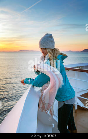 Kanada, Vancouver, British Columbia, weiblichen Passagier genießen Sie die Aussicht bei Sonnenuntergang der Discovery Passage in der Inside Passage, Holland Amerika Kreuzfahrt Stockfoto