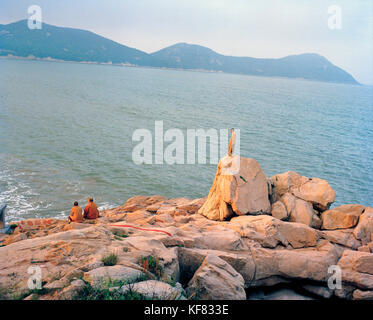China, putou Shan, einer erhöhten Blick auf Mönch stehend auf einem Felsen in der Nähe von tausend Schritten Strand Stockfoto
