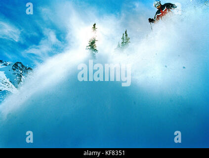 Usa, Colorado, Telluride, man Skifahren in den tiefen Schnee Stockfoto