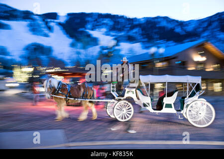 Usa, Colorado, Aspen, ein Pferd und Schlitten zu Fuß über den Platz, in der Innenstadt von Aspen in der Dämmerung Stockfoto