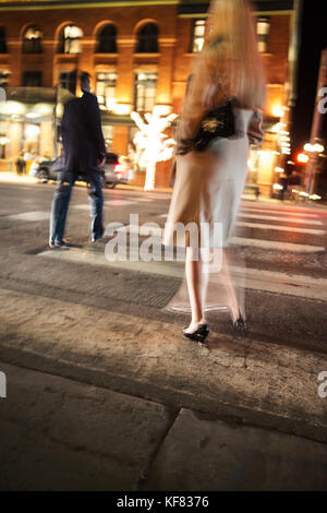 Usa, Colorado, Aspen, ein Mann und eine Frau kreuz Main Street und zu Fuß auf den j-bar im Hotel Jerome in der Innenstadt von Aspen Stockfoto
