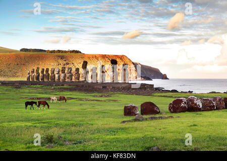 Easter Island, Chile, Isla de Pascua, Rapa Nui, Pferde vor der Moai Statuen am Ahu Tongariki Ort am Fuß des Vulkan poike Weiden Stockfoto