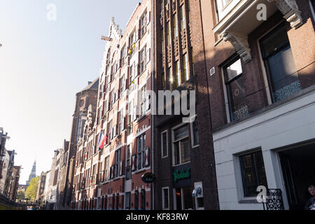 Alte Amsterdam Häuser entlang der Kanäle im wallen, Stockfoto