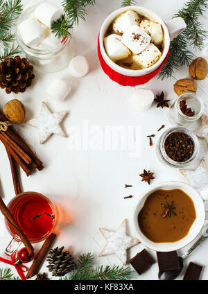 Heiße Schokolade mit würzigen, Marshmallows und würziger Tee, Rahmen, Ansicht von oben, kopieren Raum Stockfoto