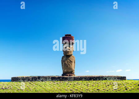 Easter Island, Chile, Isla de Pascua, Rapa Nui, Pferde vor dem ahu ko te statue Weiden, mit restaurierten Augen, die auf dem tahai cerem befindet. Stockfoto