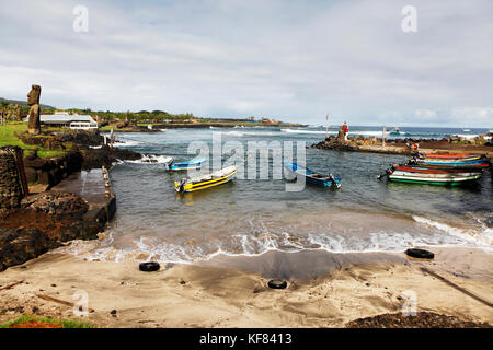 Easter Island, Chile, Isla de Pascua, Rapa Nui, Boote in einer Bucht in der Nähe von caleta Hanga Roa Hafen, Ahu tautira moai Stockfoto