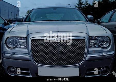 Monochrom grauen Bentley Auto vorne Nahaufnahme von kühler Motor Kunst logo Emblem b klar Nummernschild für die Personalisierung