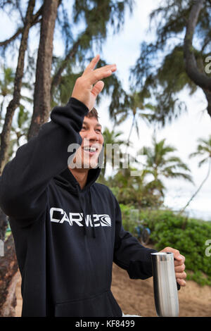 Usa, Oahu, Hawaii, Portrait von Mma Mixed Martial Arts Ultimate Fighter Lowen tynanes an Pipeline surfen Pause am North Shore von Oahu Stockfoto