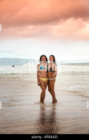 Usa, Oahu, Hawaii, Kyla Tipps und Logan Garcia bei Pipeline Beach an der Nordküste Stockfoto