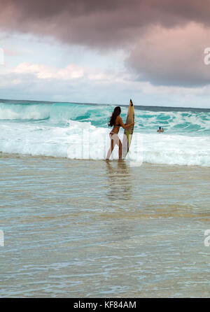 Usa, Oahu, Hawaii, Logan Garcia bei Pipeline Beach an der Nordküste Stockfoto