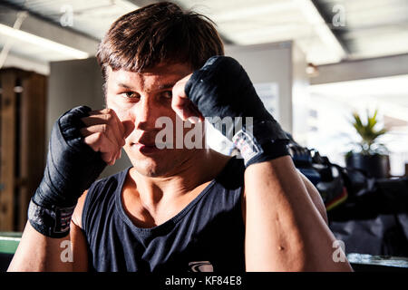 Usa, Oahu, Hawaii, Portrait von Mma Mixed Martial Arts Ultimate Fighter Lowen tynanes bei seinem Training Gym in Honolulu. Stockfoto