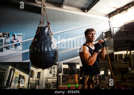 Usa, Oahu, Hawaii, Portrait von Mma Mixed Martial Arts Ultimate Fighter Lowen tynanes bei seinem Training Gym in Honolulu. Stockfoto