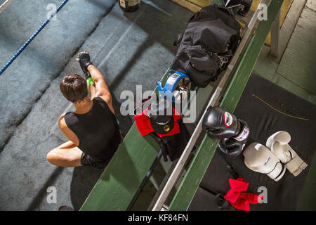 Usa, Oahu, Hawaii, mma Mixed Martial Arts Ultimate Fighter Lowen tynanes Züge und spieren an seiner Turnhalle in Honolulu. Stockfoto