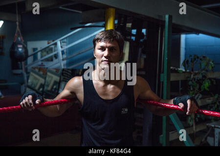 Usa, Oahu, Hawaii, Portrait von Mma Mixed Martial Arts Ultimate Fighter Lowen tynanes bei seinem Training Gym in Honolulu. Stockfoto