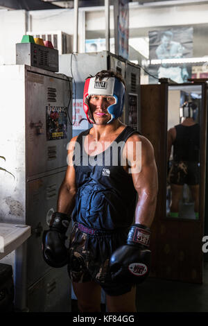 Usa, Oahu, Hawaii, Portrait von Mma Mixed Martial Arts Ultimate Fighter Lowen tynanes bei seinem Training Gym in Honolulu. Stockfoto