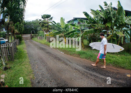 Usa, Oahu, Hawaii, Portrait von Mma Mixed Martial Arts Ultimate Fighter Lowen tynanes geht's Sunny Garcia Auffahrt auf dem Weg zum Surfen in der Pipeline Stockfoto