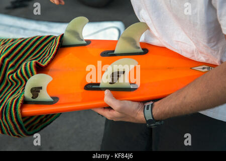 Usa, Hawaii, Maui, Backen, Surfer prepping ihre Bretter und laden Sie das Boot, bevor Sie surfen peahi auf dem northshore Stockfoto