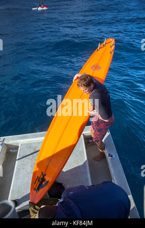 Usa, Hawaii, Maui, Backen, Big Wave surfer prepping sein Board, bevor Sie surfen peahi auf dem northshore Stockfoto