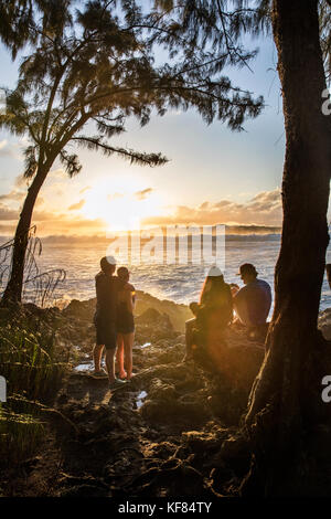 Hawaii, Oahu, North Shore, Umstehende sehen Sie eine große Rolle in Schwellen bei Sonnenuntergang an pupukea Beach Park an der Nordküste Stockfoto