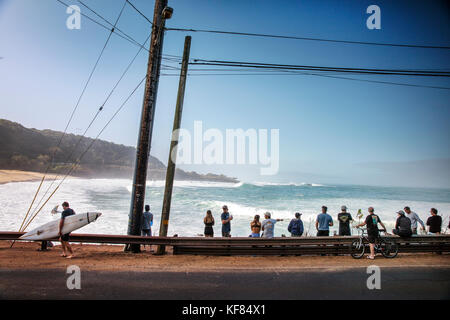 Hawaii, Oahu, North Shore, Zuschauer verfolgen von der Wand über Waimea Bay Stockfoto