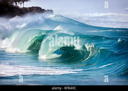 Hawaii, Oahu, North Shore, shorebreak am Waimea Bay Stockfoto