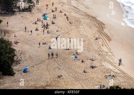 Hawaii, Oahu, North Shore, Personen die Zeit am Strand von Waimea Bay Stockfoto