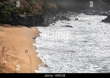 Hawaii, Oahu, North Shore, Personen die Zeit am Strand von Waimea Bay Stockfoto