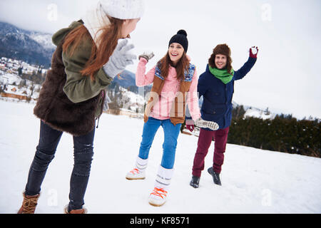 Schneeballschlacht im Winter machen uns glücklicher Stockfoto