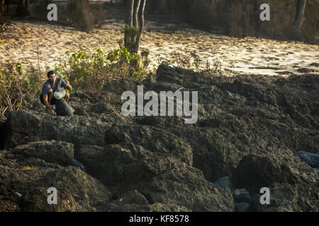 Hawaii, Oahu, North Shore, Personen auf den Felsen beobachten die Surfer an außerhalb Punkt in Waimea Bay von pupukea Beach Park gesehen Stockfoto