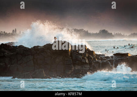 Hawaii, Oahu, North Shore, Surfer, im Wasser, in der äußeren Punkt in Waimea Bay von pupukea Beach Park gesehen Stockfoto