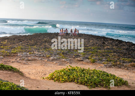 Hawaii, Oahu, North Shore, Yoga auf den Felsen in der Nähe des Ozeans, die ich im Turtle Bay Resort Stockfoto