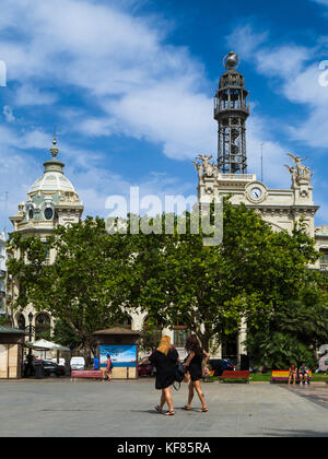 Zwei Frauen gehen über den Rathausplatz (Plaza del Ayuntamiento) mit der Central Post Office (Computerwoche) im Hintergrund, Valencia, Spanien Stockfoto
