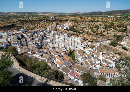 Überblick über Setenil de las Bodegas, einem der kleinen weißen Dörfer in Andalusien, Spanien Stockfoto