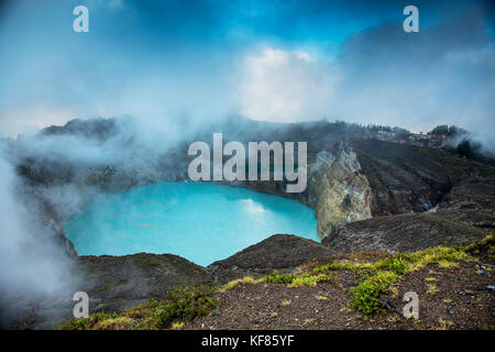 Indonesien, Flores, der höchste Aussichtspunkt im Nationalpark und Vulkan Kelimutu mit Blick auf tiwu nuwa Muri koo fai und tiwu ata Polo vulkanischen Seen Stockfoto