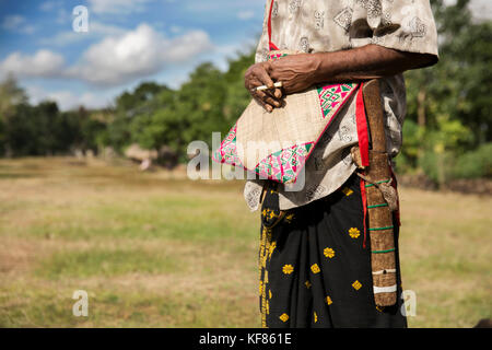 Indonesien, Flores, ein Ältester Mann rufus Goa mit einem Rauch in Kampung tutubhada Dorf in rendu Stockfoto