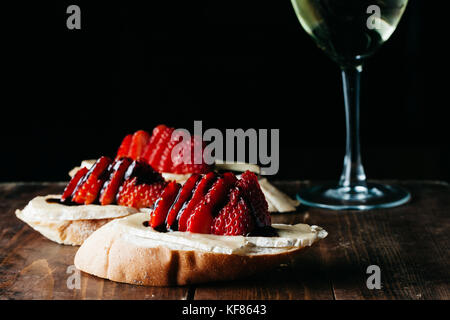 Kanapees mit Brie Käse, frische Erdbeeren auf Holzmöbeln im Landhausstil Oberfläche Stockfoto