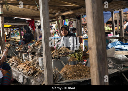 Indonesien, Flores, eine junge muslimische Frau Fisch verkauft auf dem Markt aimere getrocknet in aimere Stockfoto