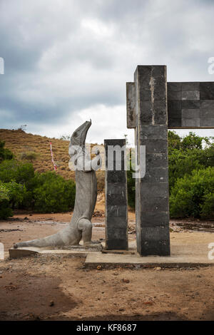 Indonesien, Flores, komodo Statue in der Nähe der Eingang auf der Insel Rinca, Komodo Nationalpark, Nusa Tenggara Timur Stockfoto