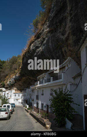 Häuser in Felsen in Setenil de las Bodegas, einem der kleinen weißen Dörfer in Andalusien, Spanien Stockfoto