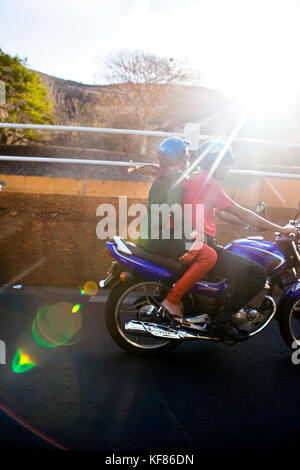 Mauritius, ein junges Paar Laufwerke auf ihren Motorrad in Port Louis Stockfoto