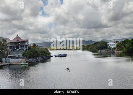 Mauritius, Wohnungen gebaut auf einem Einlass in am Rande der Stadt Mahebourg Stockfoto