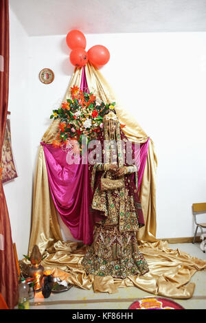 Mauritius, Portrait von Braut anishtah hurloll in ihrer Garderobe kurz vor ihrer Hochzeit Zeremonie an Ihre Familie zu Hause in der Stadt Surina Informationen Stockfoto