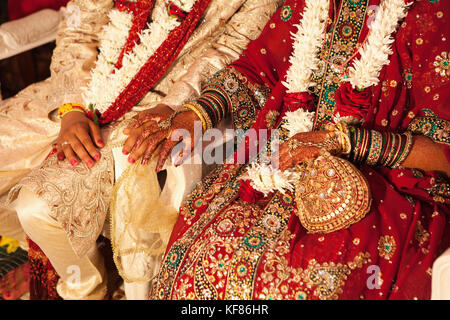 Mauritius, Portrait von konydev und anishtah hurloll nach der Zeremonie an ihrer hinduistischen Hochzeit in der Stadt Surina Informationen Stockfoto